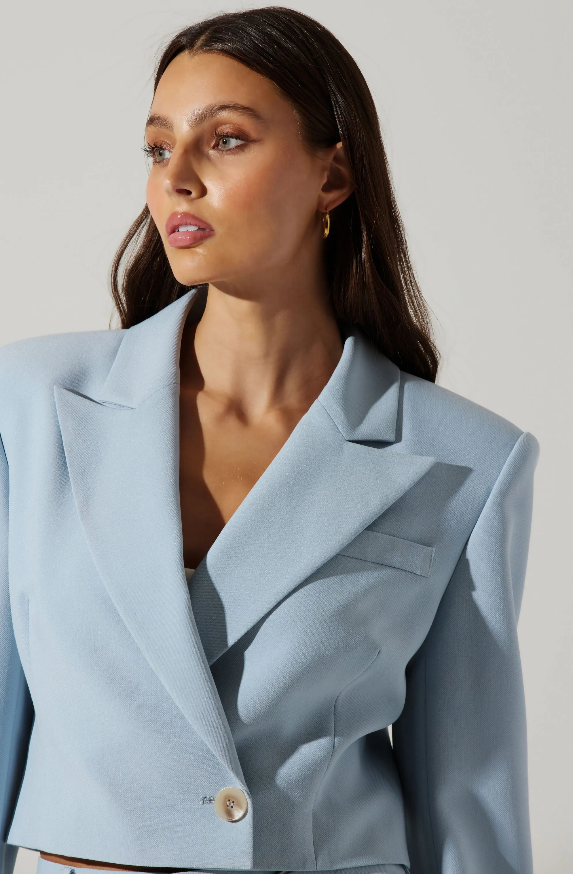 Chic Dawson Cropped Blazer with Tailored Fit and Stylish Detailing