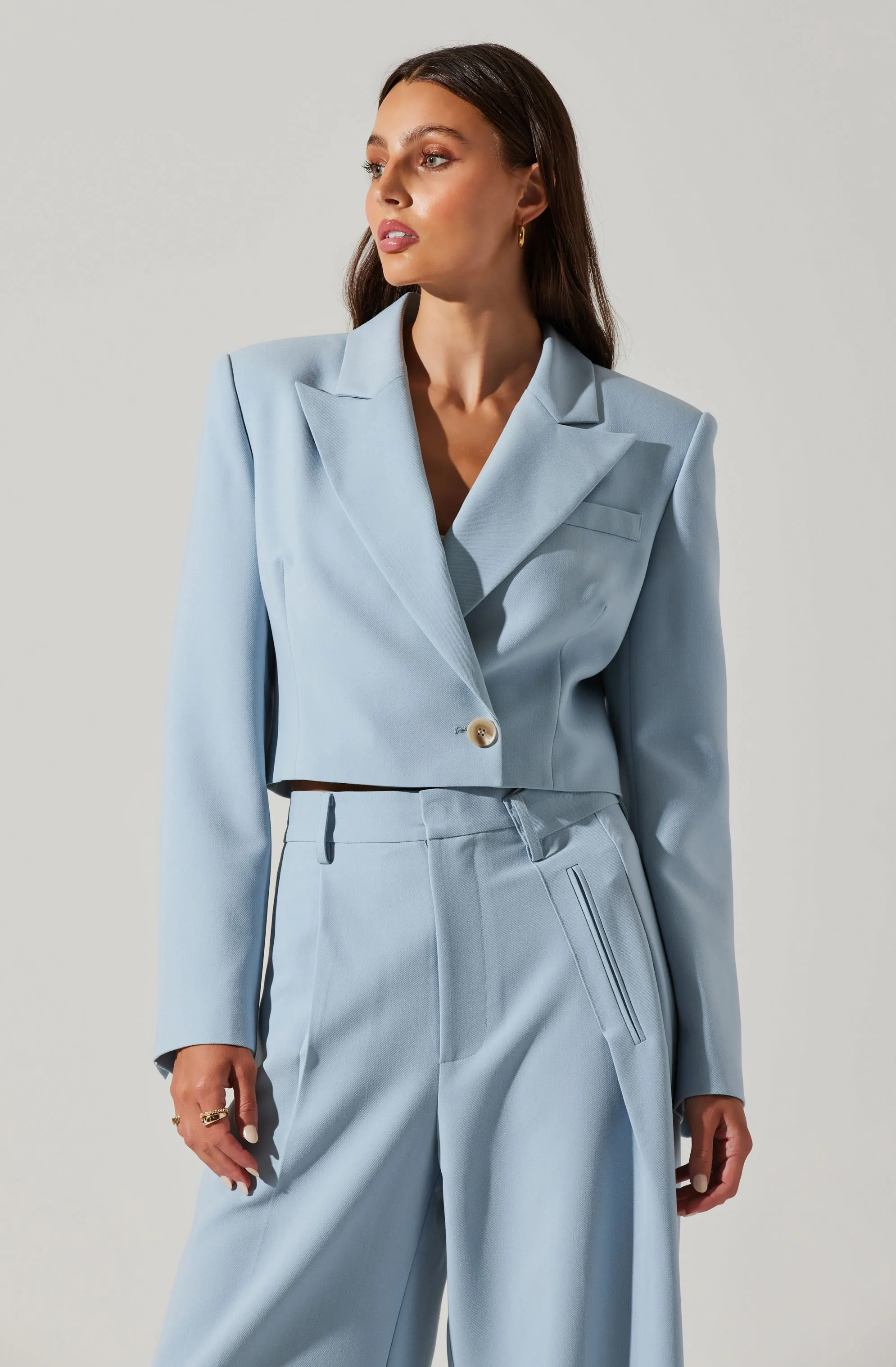 Chic Dawson Cropped Blazer with Tailored Fit and Stylish Detailing