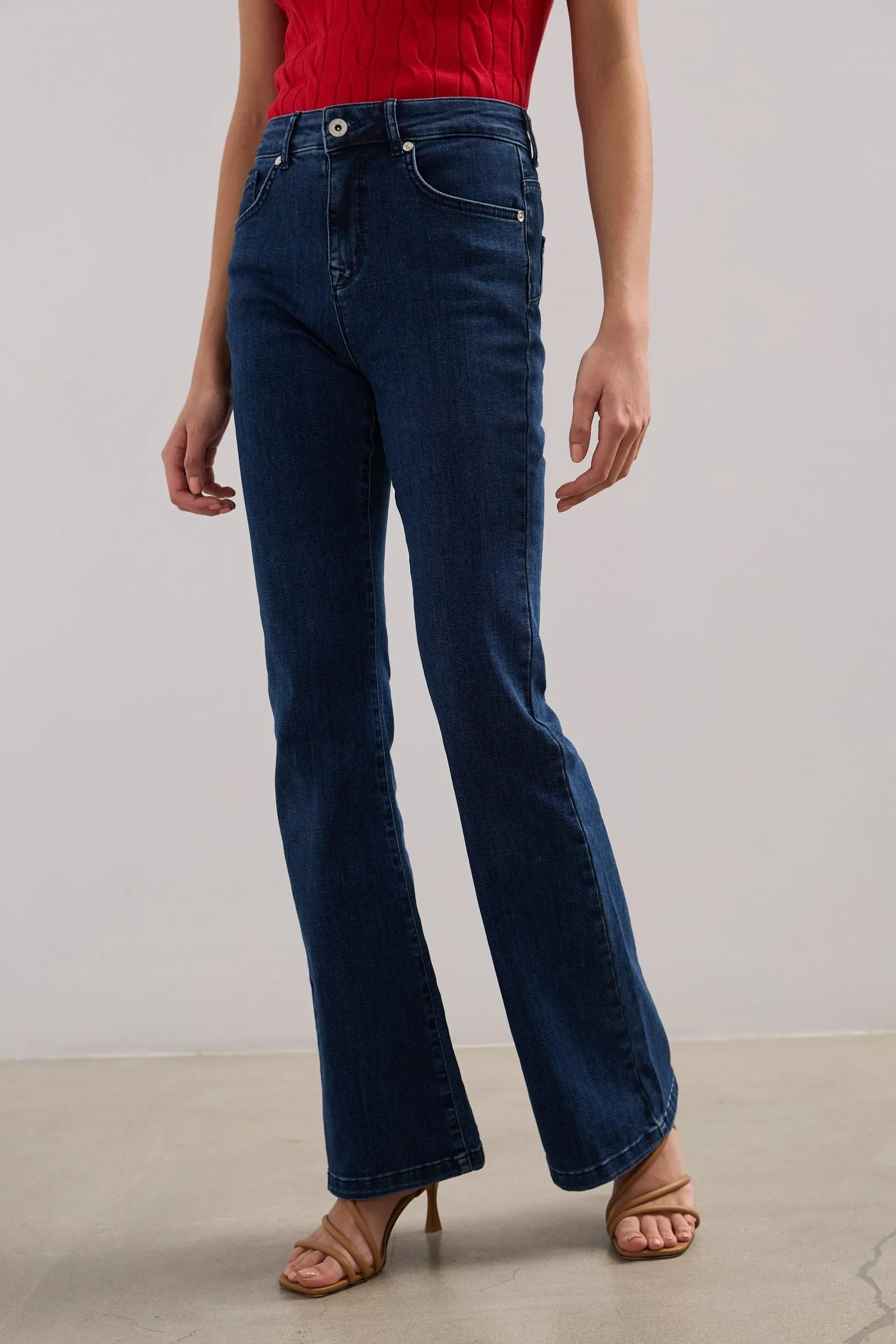 Chic High-Waisted Sculpting Push-Up Jeans