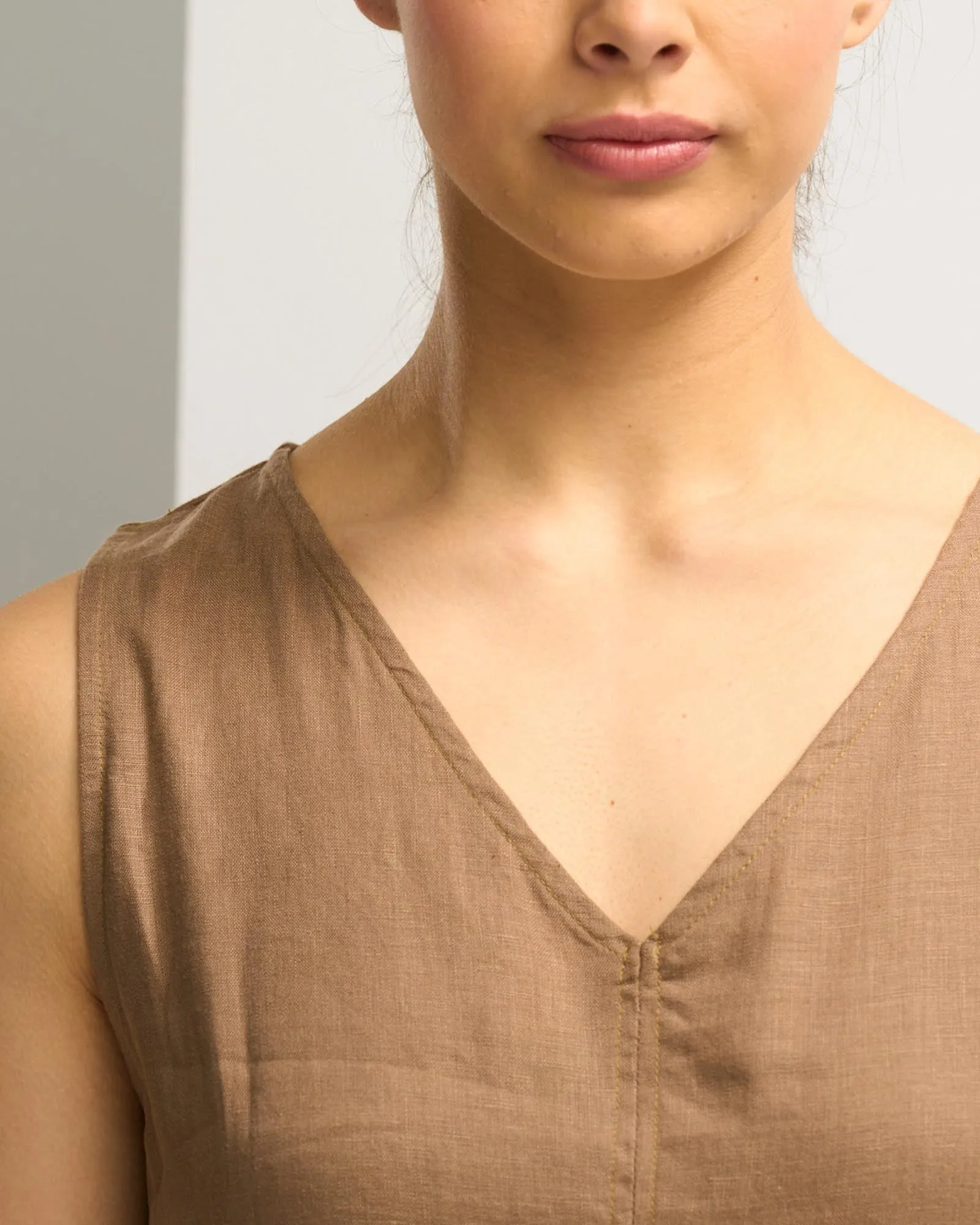 LINEN VEE SPLIT TUNIC