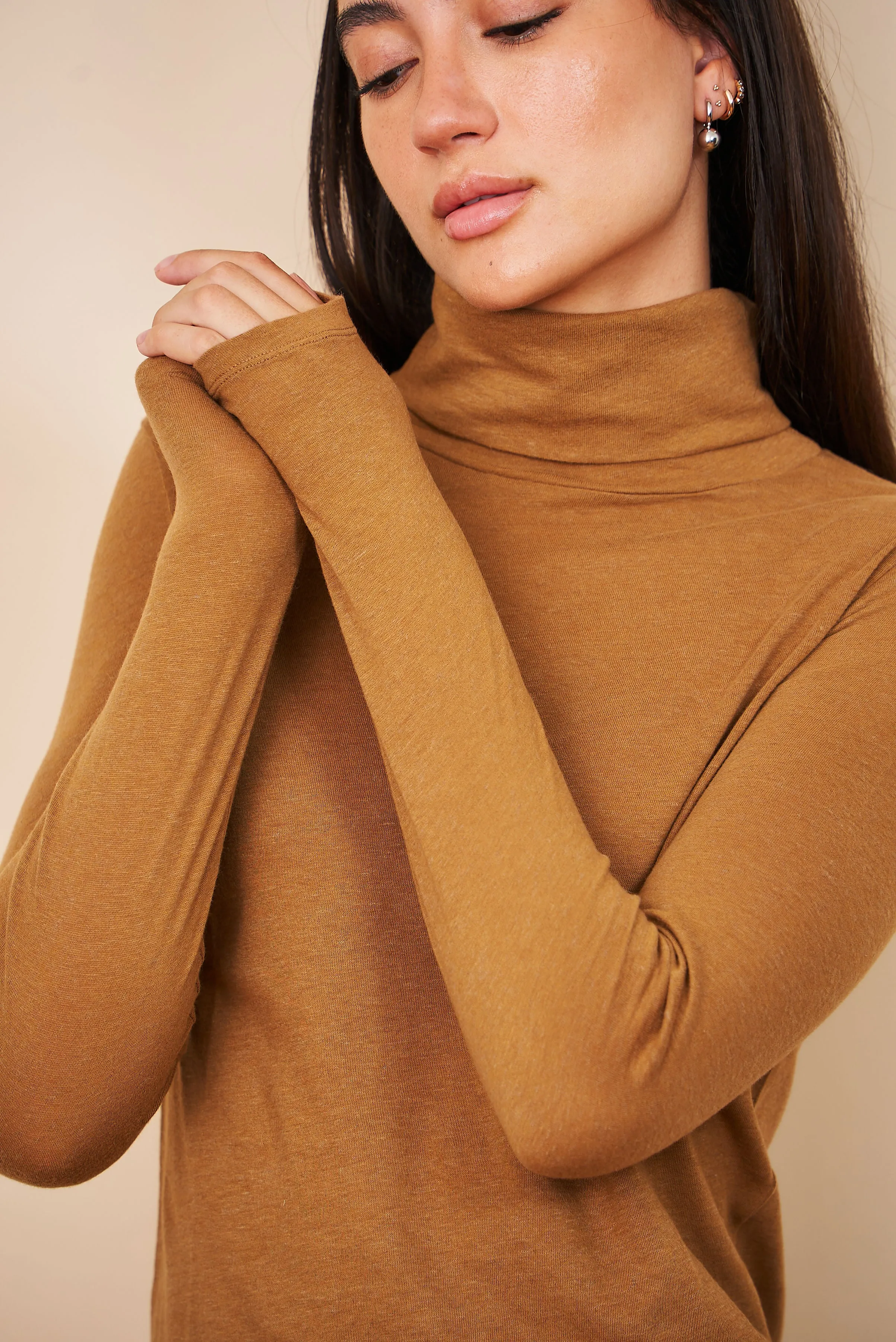 Majestic Cotton/Cashmere Long Sleeve Turtleneck in Camel